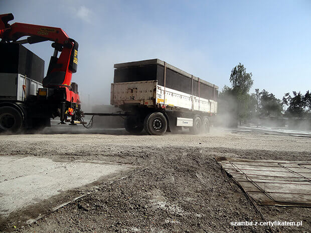 Transport monolitycznych szamb betonowych  w Suchedniowie z gwarancją
